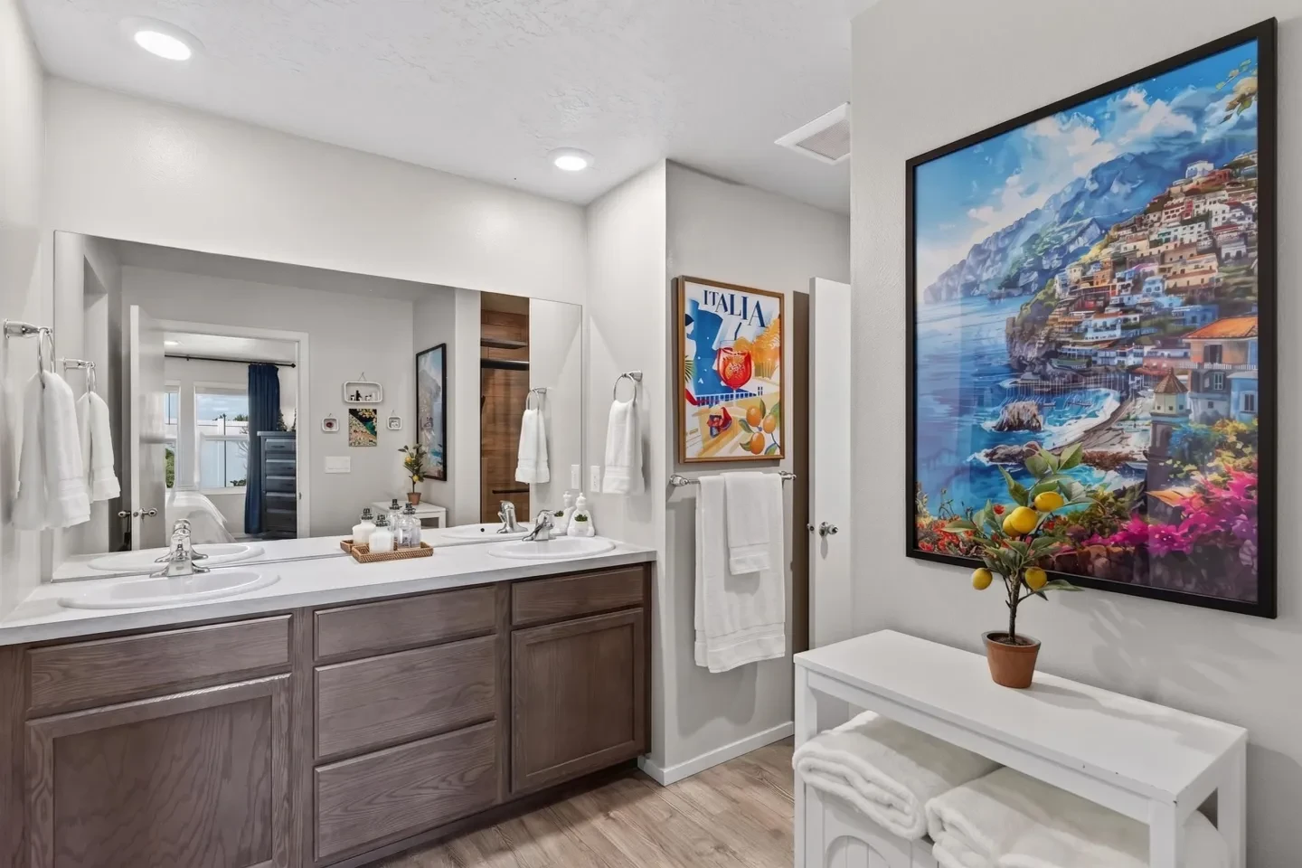 Luxury bathroom with Italia artwork