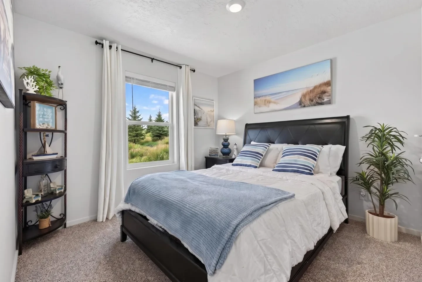 Coastal-themed bedroom